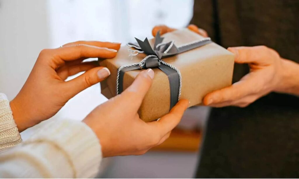 E-Gifting Etiquette: Do’s and Don’ts in the Digital Age