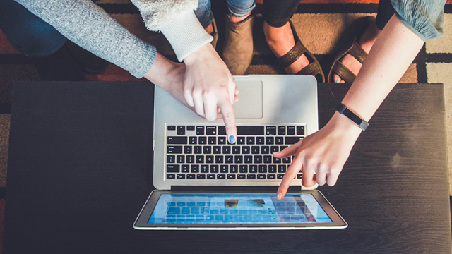 Global E-Gifting Navigating Time Zones, Currencies & Cultural Customs